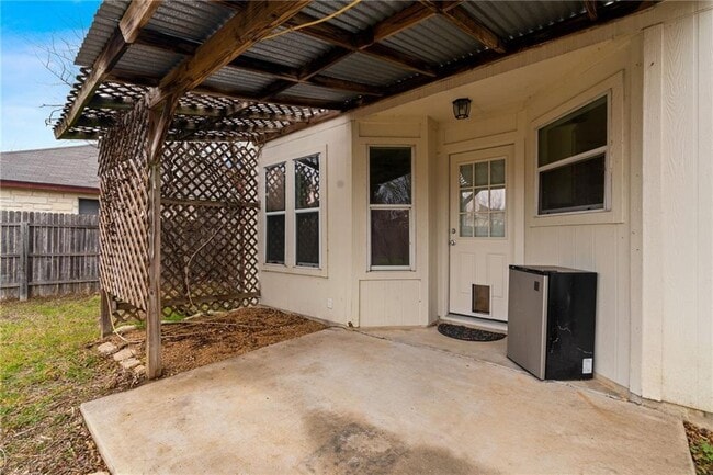 Building Photo - 801 Escondido Dr