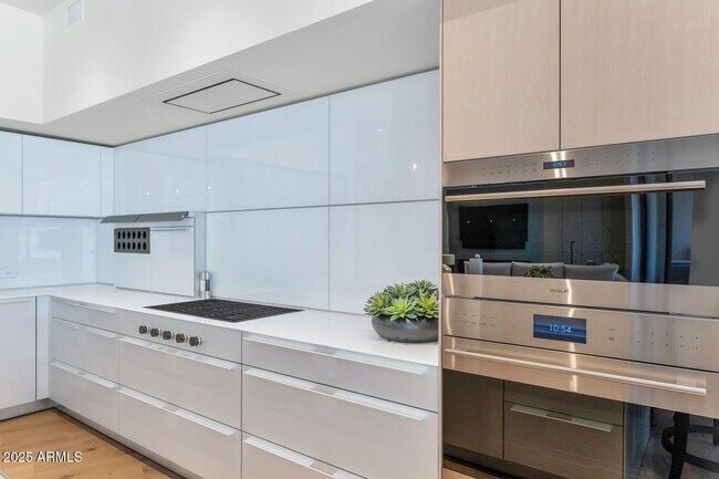 Building Photo - 5000 N Camelback Rdg Dr