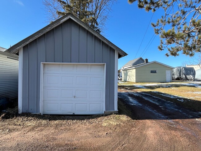 Building Photo - 4 bed 1 bath Single Family Home in Merrill