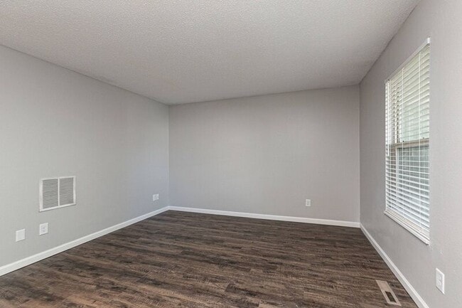 Building Photo - 1147 E Elm St