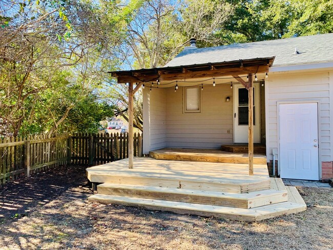 Building Photo - Renovated 2BR/1BA + Covered Deck, Fenced Y...