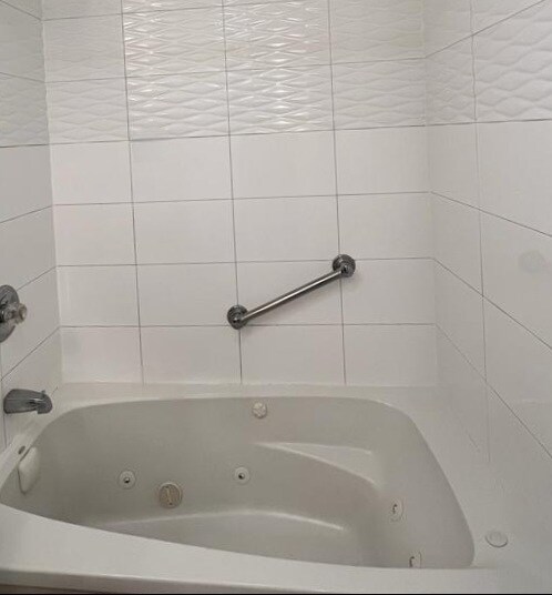 Jacuzzi tub - 1560 NE 127th St