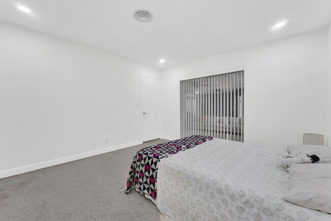 Building Photo - 5921 NE 15th Ave