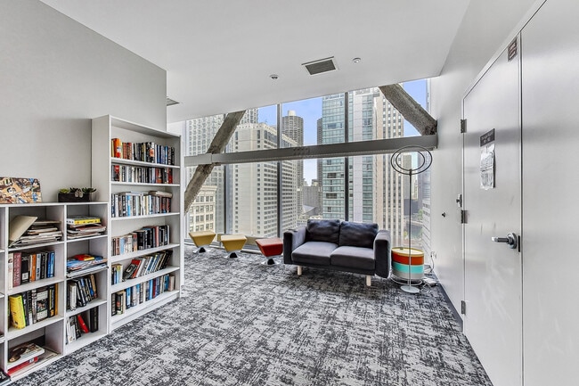 Building Photo - 8 E Randolph St