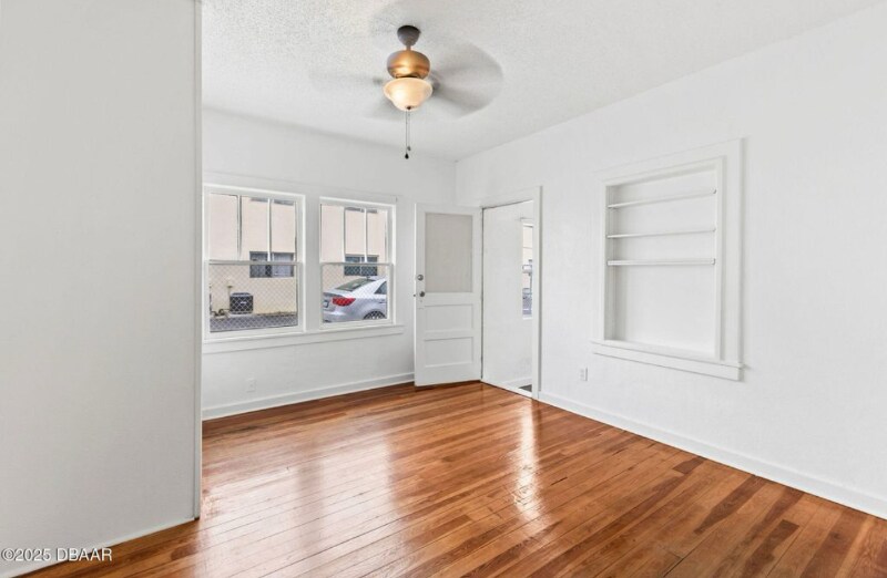 Building Photo - 436 N Oleander Ave