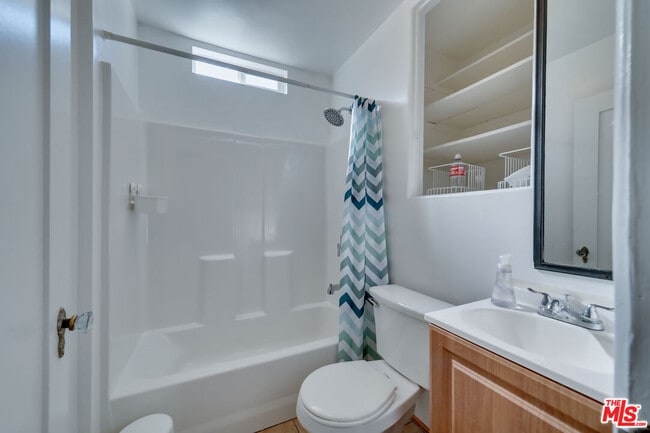 Building Photo - 10870 Wellworth Ave