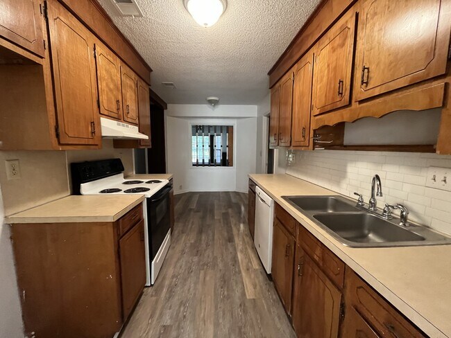 Building Photo - 1222 Hampton Dr