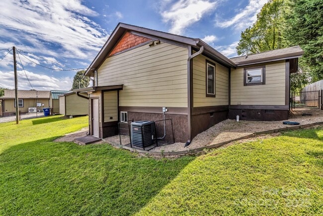 Building Photo - 150 Oak Hill Rd