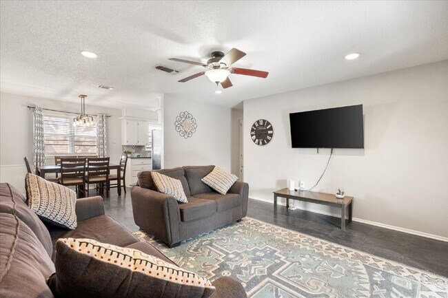 Building Photo - Fully Furnished Long-Term Rental!!