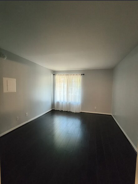 Building Photo - 5530 Owensmouth Ave