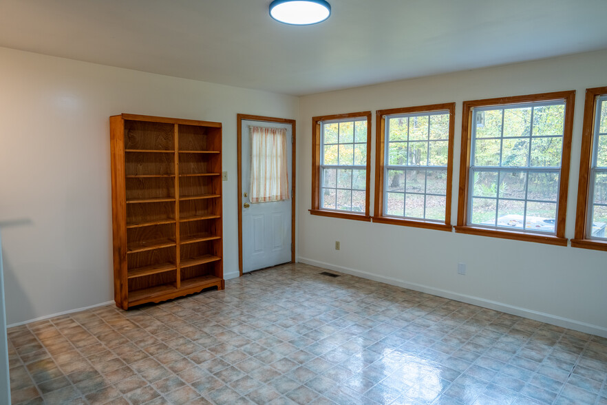 Sunroom/Utility/Bonus Room. Door to back patio - 1077 Keener Rd