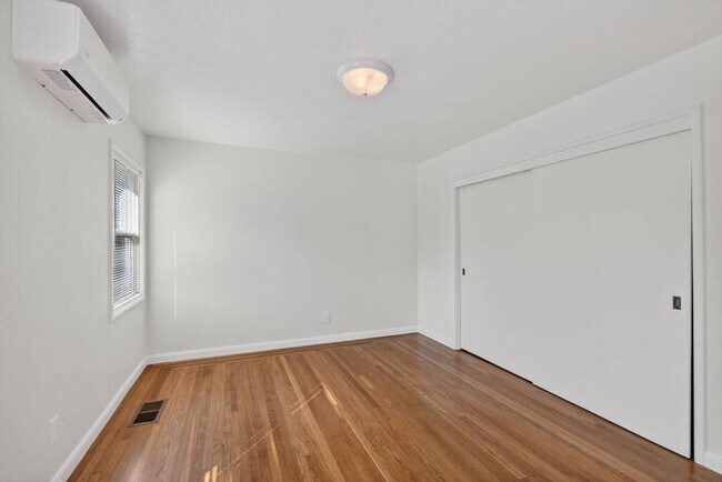 Building Photo - $2,800 /Month Beautiful 1 Bed, 1 Bath Single Story Centrally located in Petaluma!