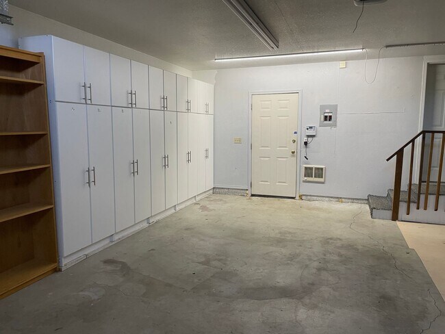 Building Photo - Sweeping Views of Cascade Valley