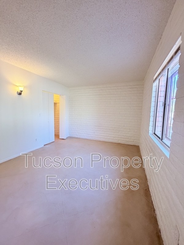 Building Photo - 1328-P1328 W Pennington St