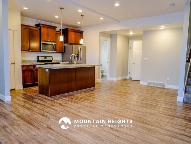 Building Photo - 824 Newfield Dr