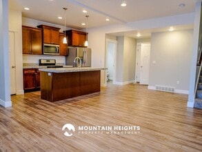 Building Photo - 824 Newfield Dr