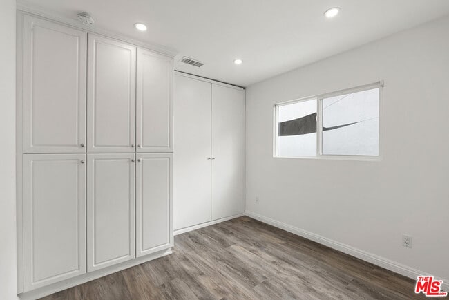 Building Photo - 384 N San Vicente Blvd