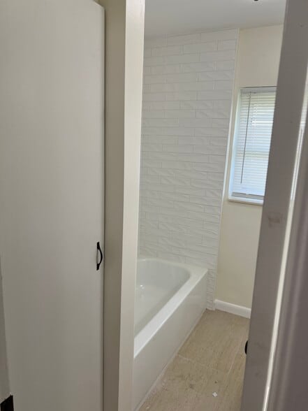 Building Photo - 121 Leon Ave