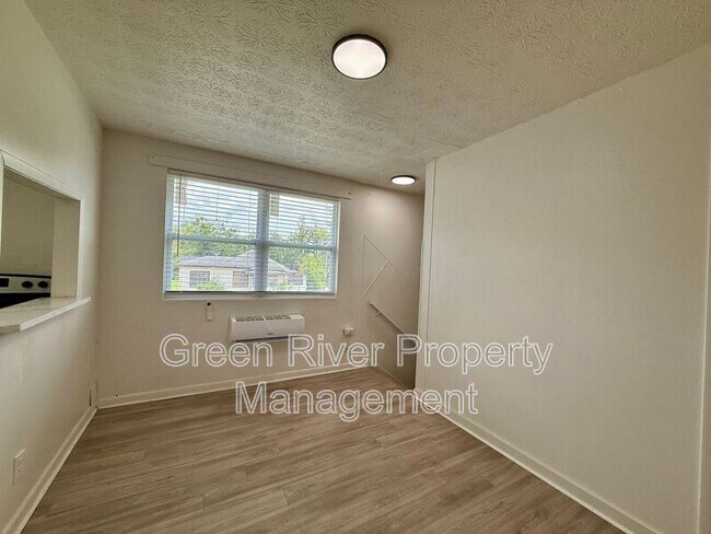 Building Photo - 1161 W 5th St
