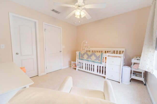 Building Photo - 3 Bedroom with a Fabulous Florida Room in ...