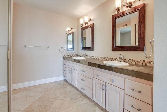 Building Photo - Fantastic ocean views in this spectacular ...