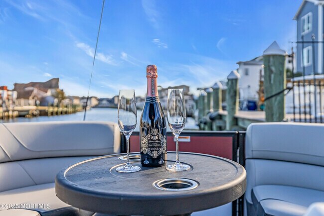 Building Photo - 320 Silver Lagoon Dr