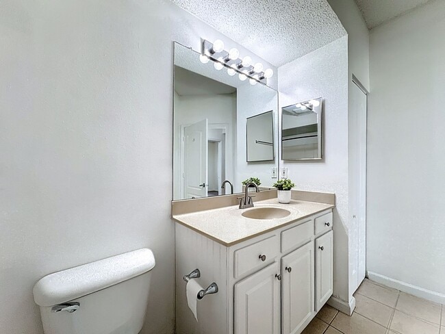 Building Photo - 3 Bedroom with Water View - Villanova at Hunters Creek