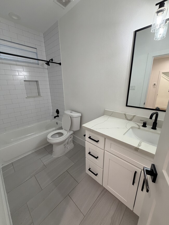 Building Photo - 3038 Live Oak St