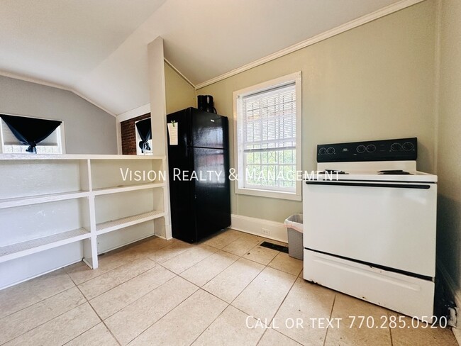 Building Photo - Beautiful Studio Apartment!