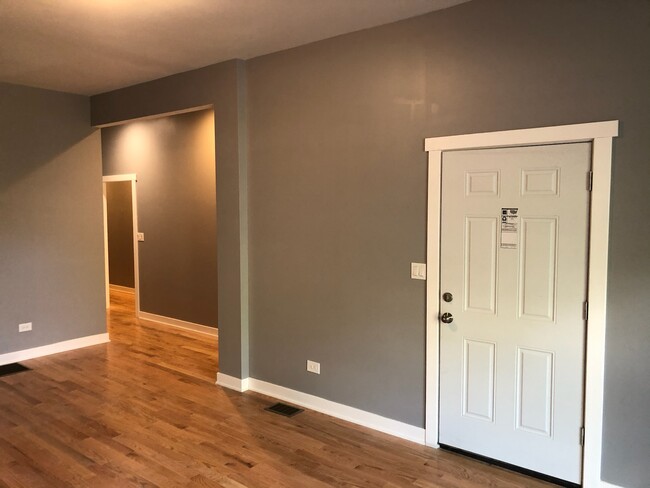 Living Room/Front Door - 5521 S Dorchester Ave