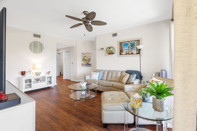 Building Photo - Spacious FURNISHED 3 Bed 2 Bath Condo In P...