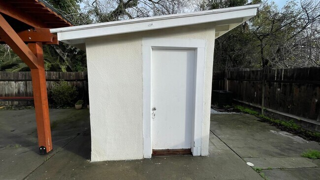 Building Photo - Beautiful 3 bedroom 2 bathroom home, updated kitchen & baths plus 1 car garage!