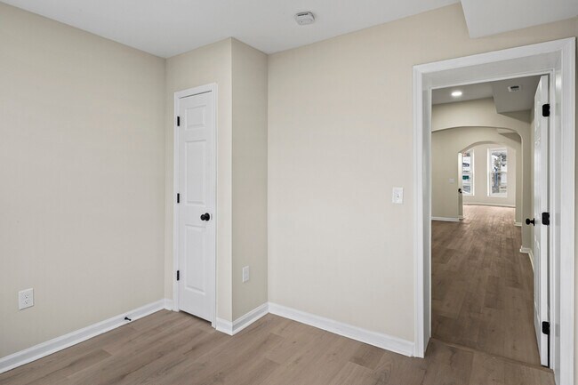 Building Photo - 139 N Lakewood Ave