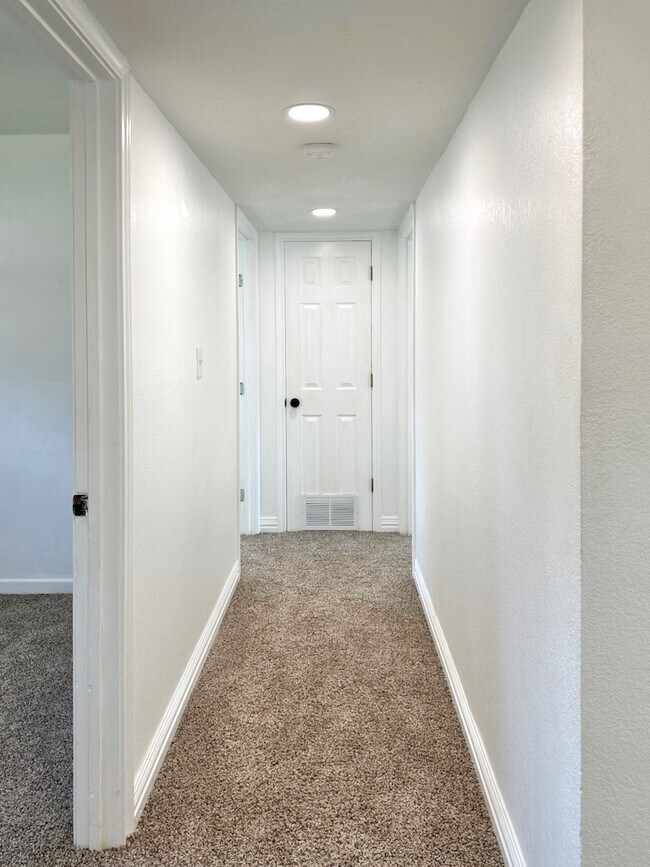 Building Photo - 112 Oakwood Dr