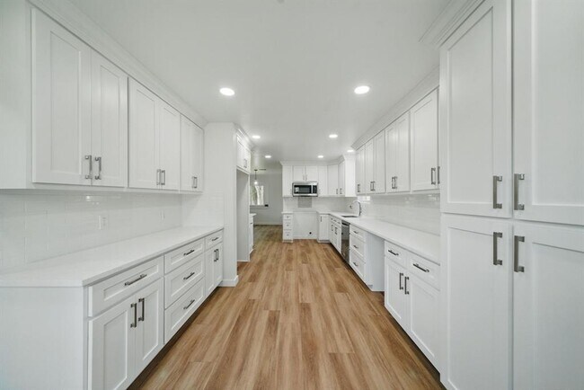 Building Photo - 9711 Derrik Dr