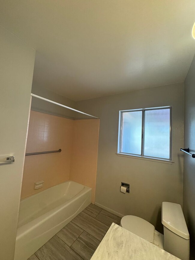 Building Photo - BRIGHT CORNER HOME WITH SPACIOUS BACKYARD ...