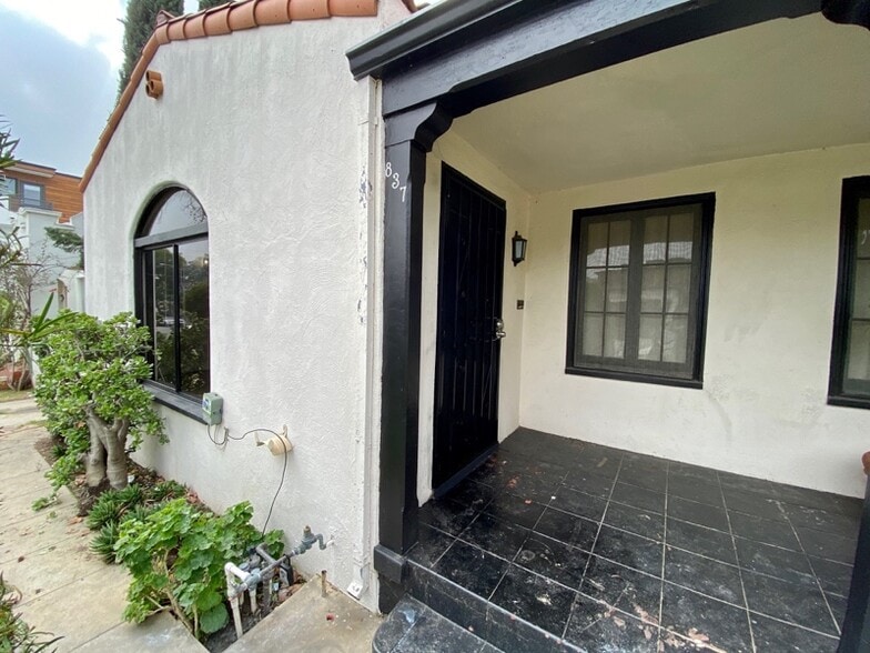Primary Photo - 837 N Martel Ave