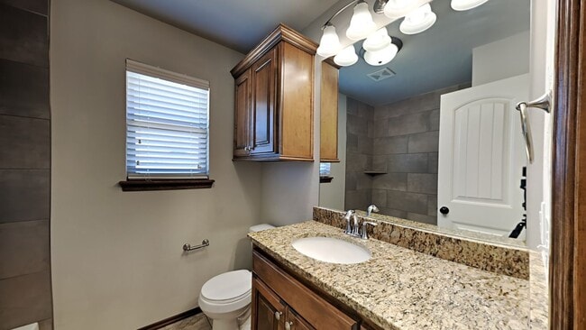 Building Photo - Beautiful 4 Bedroom 2 Bathroom Home in Pie...