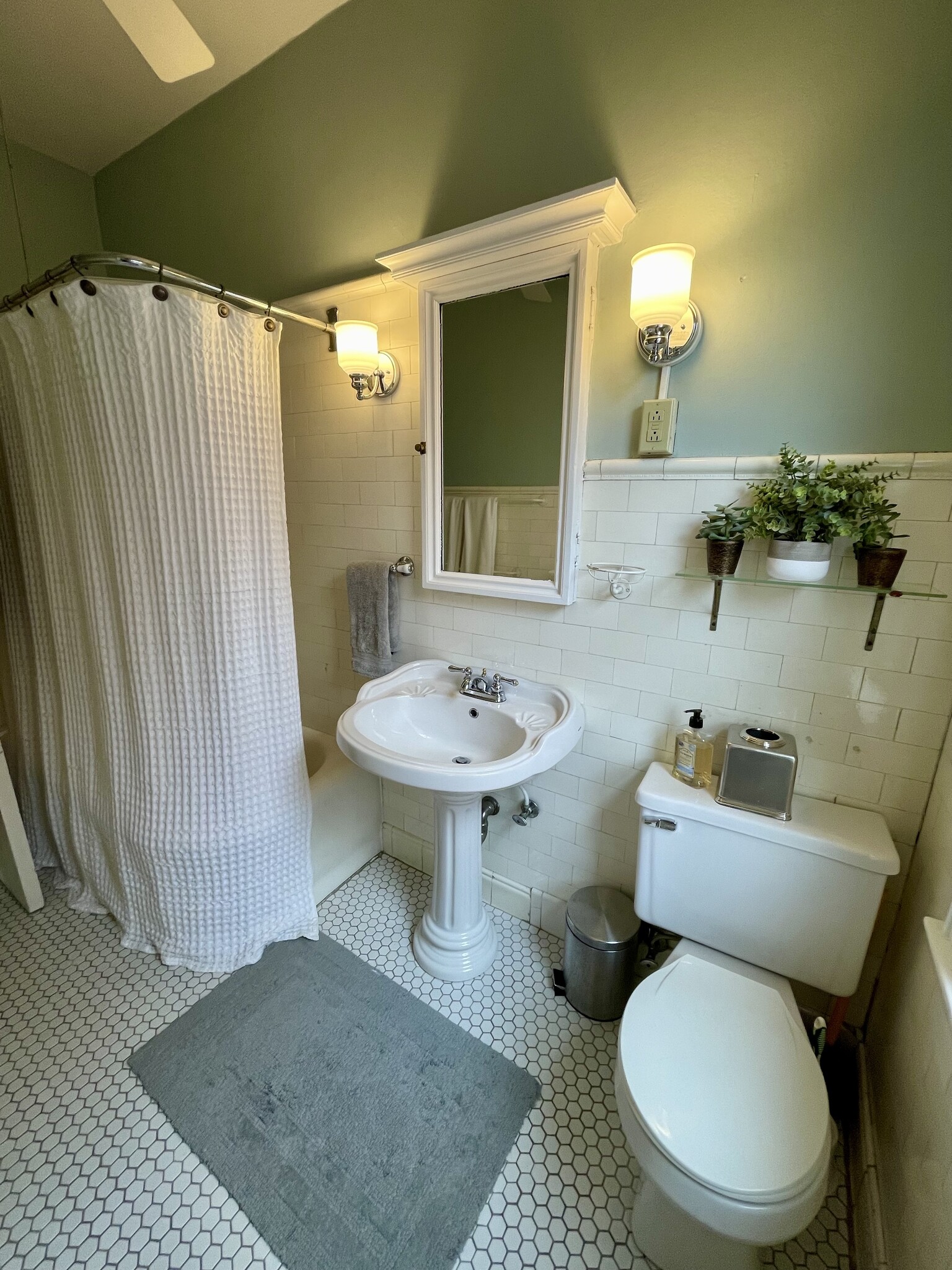 Full Bath - 2028 E Lafayette Pl