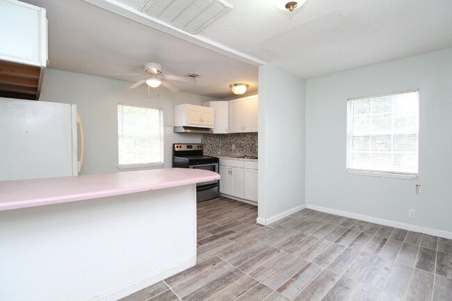 Building Photo - Convenient 3BD/1BA Home Near NAS Pensacola...