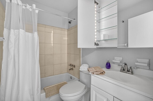 Building Photo - 4051 NE 13th Ave