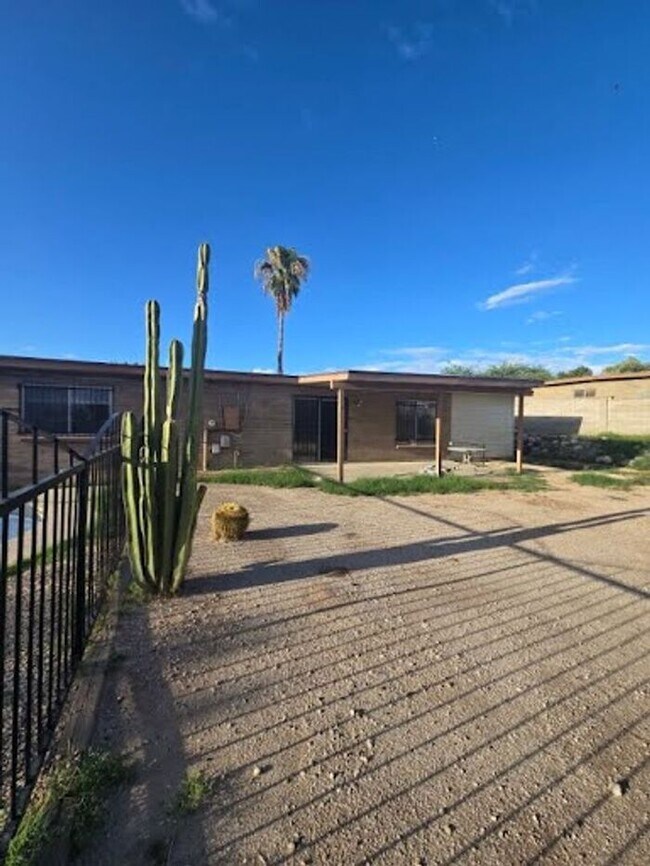 Building Photo - Spacious 4bd/2ba Featuring Central A/C and Large Private Yard