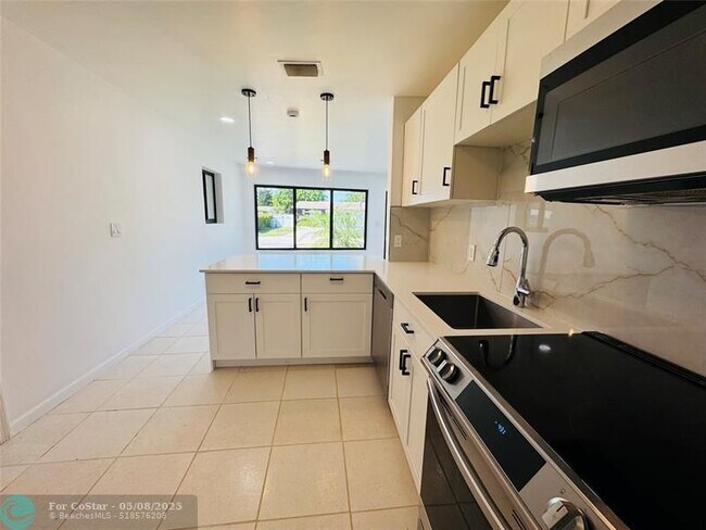 Building Photo - 1472 NE 30th Ct