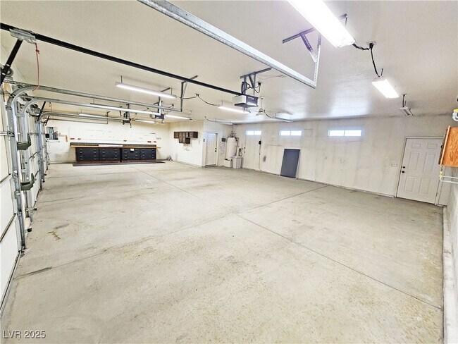 Building Photo - 3260 Helicopter Ave