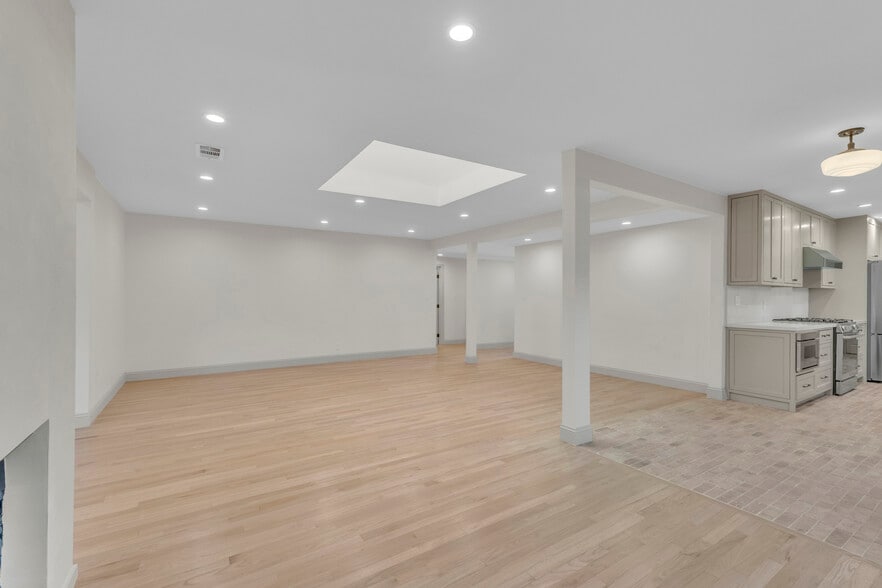 Living Room - 4316 Bellaire Ave