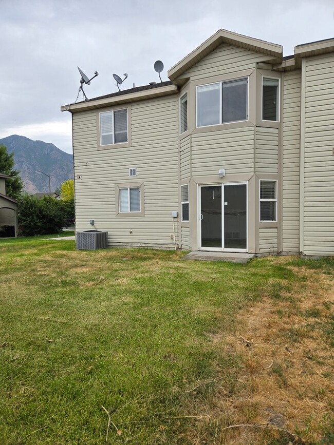 Building Photo - Beautiful 4 Bedroom 2.5 Bath Townhome in S...