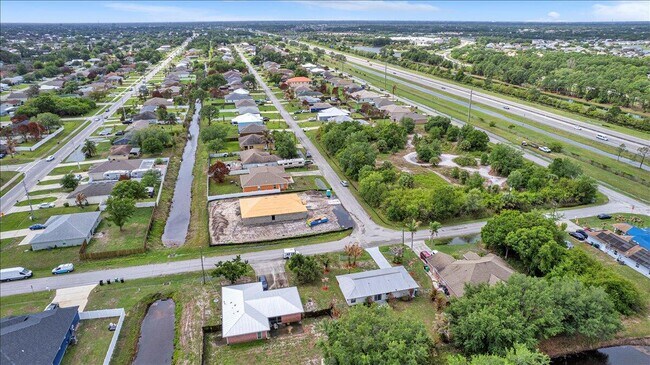 Building Photo - 841 NW Riverside Dr