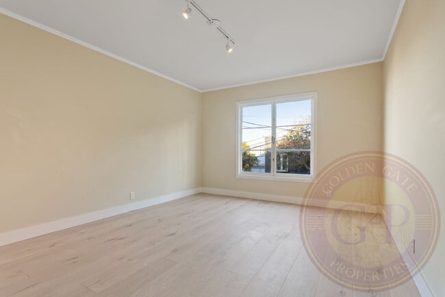 Building Photo - Collingwood Street - 450-452