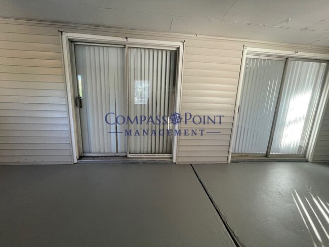 Building Photo - Spacious 3 bedroom and 1 bath house!