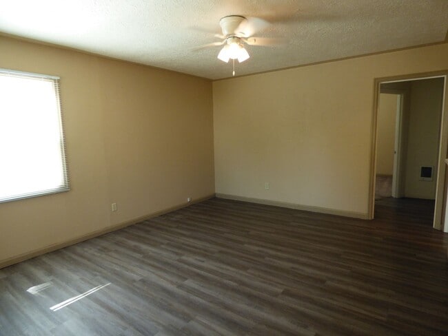 Building Photo - *Rent Special* 2 bed 1 Bath Home near Bush Park, Close to Downtown!